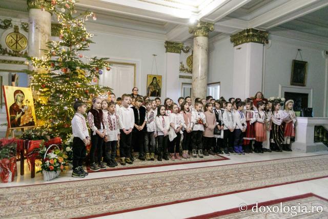 (Foto) Școala „Gheorghe Asachi” din Iași – Colindători la Reședința Mitropolitană 2023