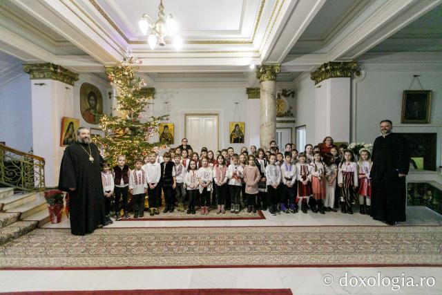 (Foto) Școala „Gheorghe Asachi” din Iași – Colindători la Reședința Mitropolitană 2023