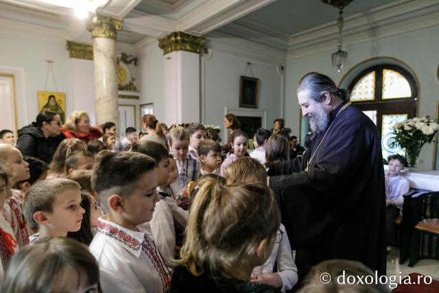 (Foto) Școala „Gheorghe Asachi” din Iași – Colindători la Reședința Mitropolitană 2023