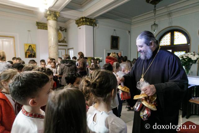 (Foto) Școala „Gheorghe Asachi” din Iași – Colindători la Reședința Mitropolitană 2023