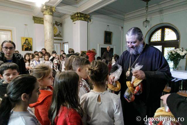 (Foto) Școala „Gheorghe Asachi” din Iași – Colindători la Reședința Mitropolitană 2023