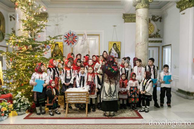 (Foto) Parohia Țolici – Colindători la Reședința Mitropolitană 2023