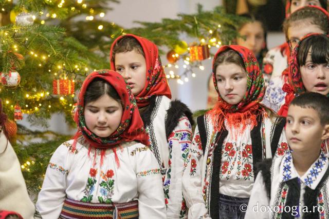 (Foto) Parohia Țolici – Colindători la Reședința Mitropolitană 2023