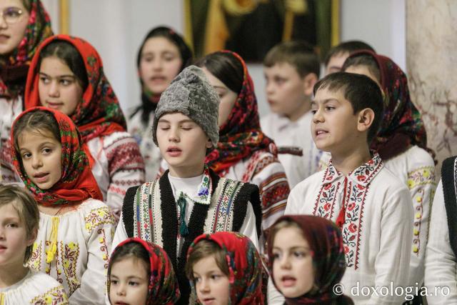 (Foto) Parohia Țolici – Colindători la Reședința Mitropolitană 2023