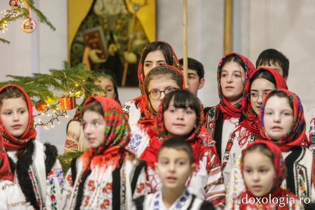 (Foto) Parohia Țolici – Colindători la Reședința Mitropolitană 2023