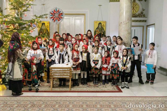 (Foto) Parohia Țolici – Colindători la Reședința Mitropolitană 2023