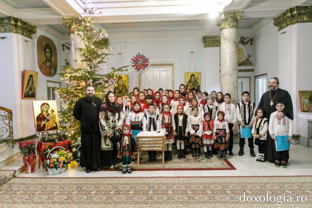 (Foto) Parohia Țolici – Colindători la Reședința Mitropolitană 2023
