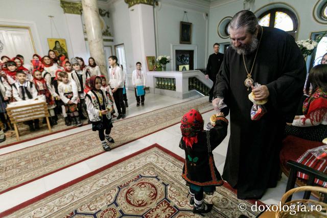 (Foto) Parohia Țolici – Colindători la Reședința Mitropolitană 2023