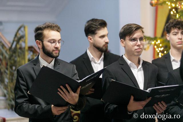 (Foto) Corul „Basileus” al Seminarului Teologic Ortodox din Iaşi – Colindători la Reședința Mitropolitană 2023