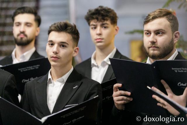 (Foto) Corul „Basileus” al Seminarului Teologic Ortodox din Iaşi – Colindători la Reședința Mitropolitană 2023