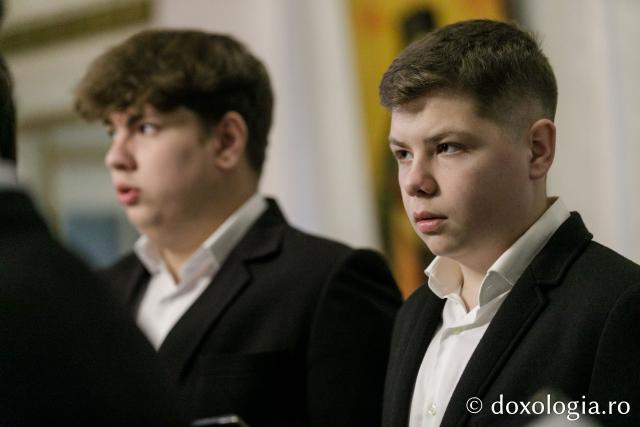 (Foto) Corul „Basileus” al Seminarului Teologic Ortodox din Iaşi – Colindători la Reședința Mitropolitană 2023