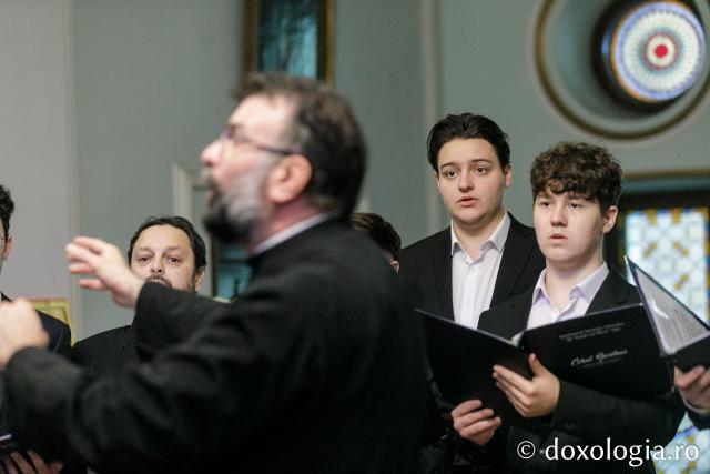 (Foto) Corul „Basileus” al Seminarului Teologic Ortodox din Iaşi – Colindători la Reședința Mitropolitană 2023