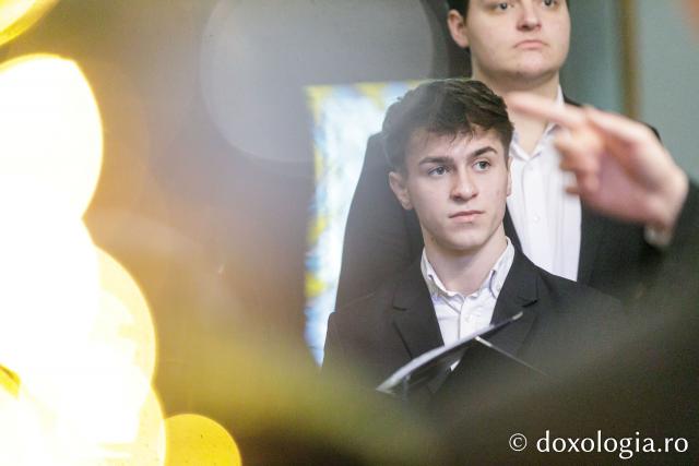 (Foto) Corul „Basileus” al Seminarului Teologic Ortodox din Iaşi – Colindători la Reședința Mitropolitană 2023
