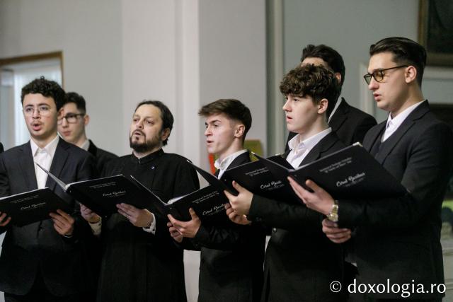 (Foto) Corul „Basileus” al Seminarului Teologic Ortodox din Iaşi – Colindători la Reședința Mitropolitană 2023