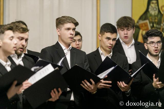 (Foto) Corul „Basileus” al Seminarului Teologic Ortodox din Iaşi – Colindători la Reședința Mitropolitană 2023