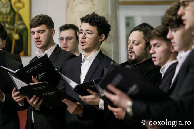(Foto) Corul „Basileus” al Seminarului Teologic Ortodox din Iaşi – Colindători la Reședința Mitropolitană 2023