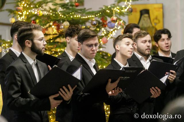 (Foto) Corul „Basileus” al Seminarului Teologic Ortodox din Iaşi – Colindători la Reședința Mitropolitană 2023