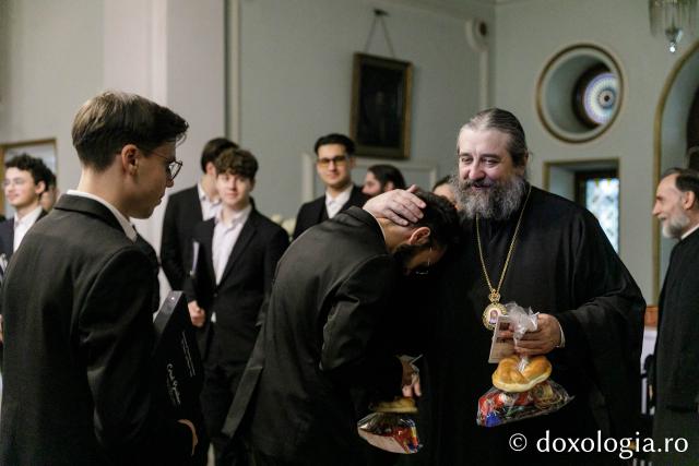 (Foto) Corul „Basileus” al Seminarului Teologic Ortodox din Iaşi – Colindători la Reședința Mitropolitană 2023