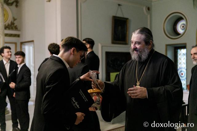 (Foto) Corul „Basileus” al Seminarului Teologic Ortodox din Iaşi – Colindători la Reședința Mitropolitană 2023
