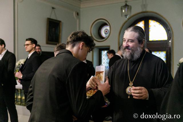 (Foto) Corul „Basileus” al Seminarului Teologic Ortodox din Iaşi – Colindători la Reședința Mitropolitană 2023
