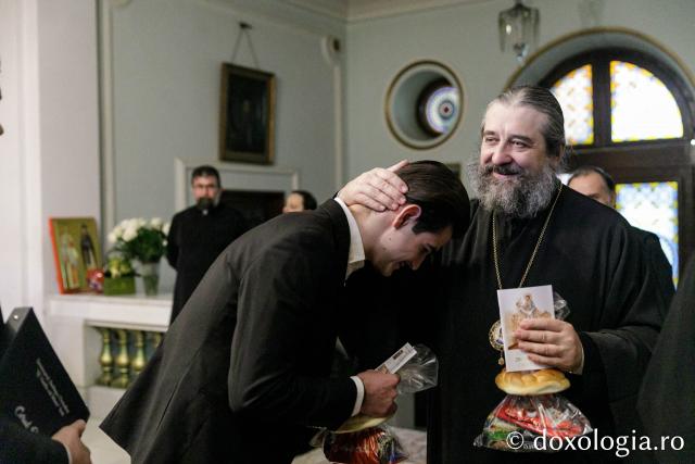 (Foto) Corul „Basileus” al Seminarului Teologic Ortodox din Iaşi – Colindători la Reședința Mitropolitană 2023