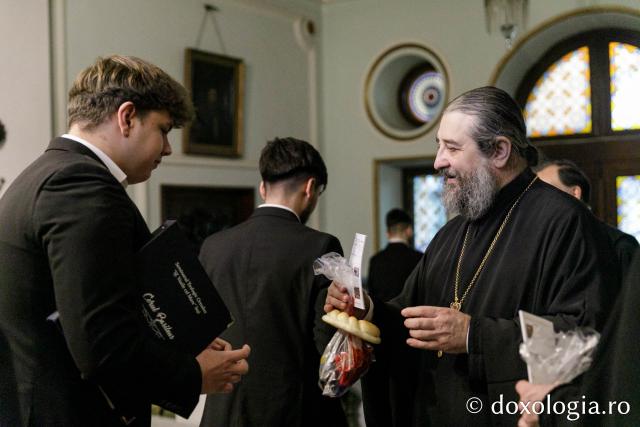 (Foto) Corul „Basileus” al Seminarului Teologic Ortodox din Iaşi – Colindători la Reședința Mitropolitană 2023