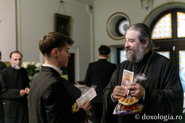 (Foto) Corul „Basileus” al Seminarului Teologic Ortodox din Iaşi – Colindători la Reședința Mitropolitană 2023