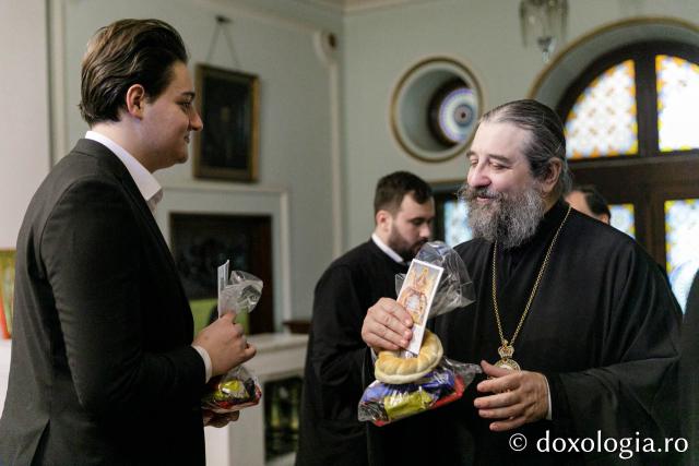 (Foto) Corul „Basileus” al Seminarului Teologic Ortodox din Iaşi – Colindători la Reședința Mitropolitană 2023