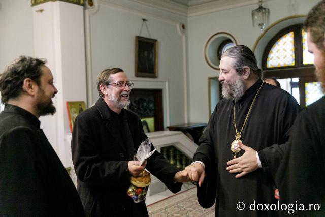 (Foto) Corul „Basileus” al Seminarului Teologic Ortodox din Iaşi – Colindători la Reședința Mitropolitană 2023