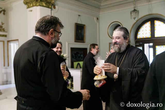 (Foto) Corul „Basileus” al Seminarului Teologic Ortodox din Iaşi – Colindători la Reședința Mitropolitană 2023