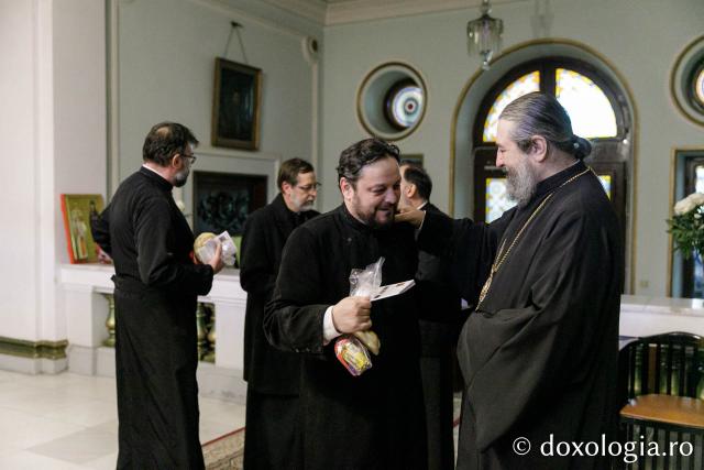 (Foto) Corul „Basileus” al Seminarului Teologic Ortodox din Iaşi – Colindători la Reședința Mitropolitană 2023