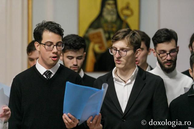 (Foto) Studenții Facultății de Teologie Ortodoxă din Iași, anul III – Colindători la Reședința Mitropolitană 2023