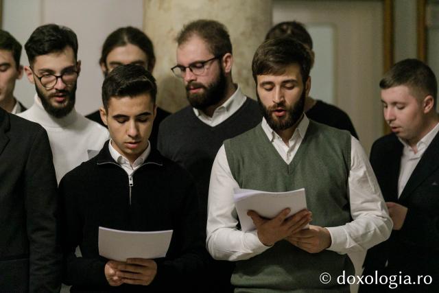 (Foto) Studenții Facultății de Teologie Ortodoxă din Iași, anul III – Colindători la Reședința Mitropolitană 2023