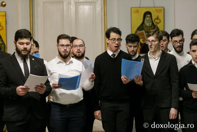 (Foto) Studenții Facultății de Teologie Ortodoxă din Iași, anul III – Colindători la Reședința Mitropolitană 2023