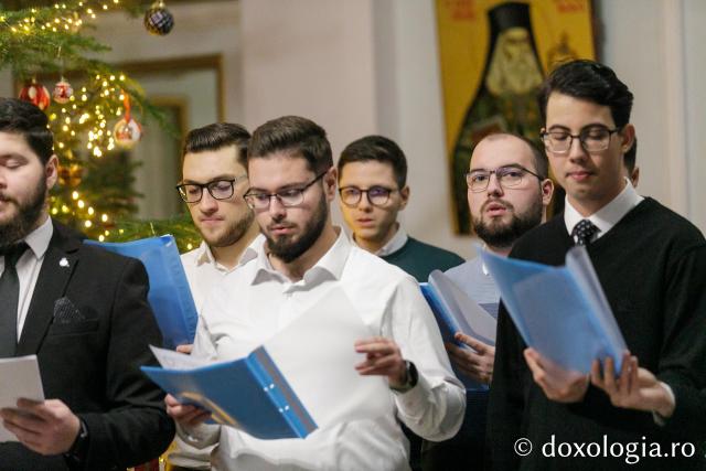 (Foto) Studenții Facultății de Teologie Ortodoxă din Iași, anul III – Colindători la Reședința Mitropolitană 2023