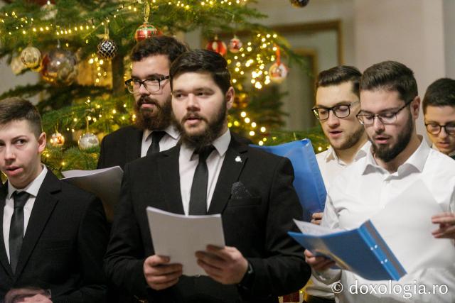 (Foto) Studenții Facultății de Teologie Ortodoxă din Iași, anul III – Colindători la Reședința Mitropolitană 2023