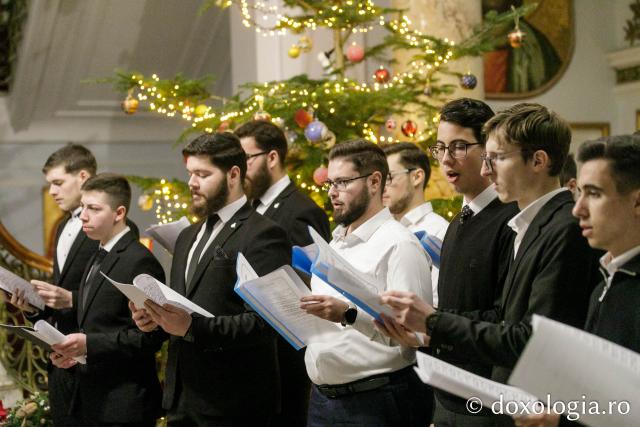 (Foto) Studenții Facultății de Teologie Ortodoxă din Iași, anul III – Colindători la Reședința Mitropolitană 2023