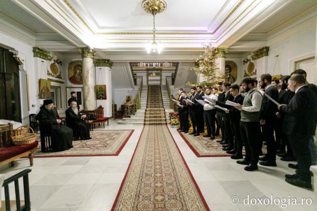 (Foto) Studenții Facultății de Teologie Ortodoxă din Iași, anul III – Colindători la Reședința Mitropolitană 2023