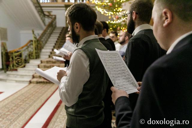 (Foto) Studenții Facultății de Teologie Ortodoxă din Iași, anul III – Colindători la Reședința Mitropolitană 2023