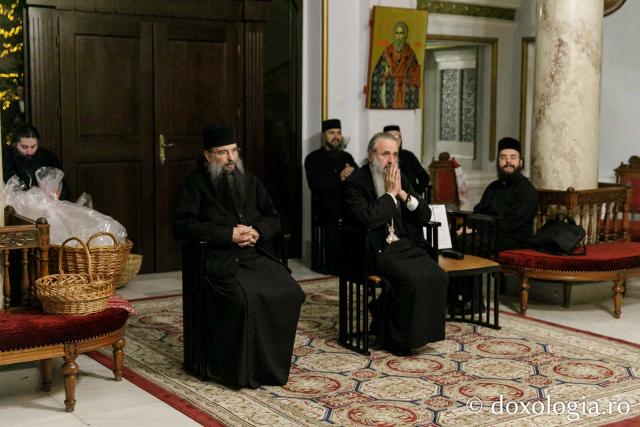(Foto) Studenții Facultății de Teologie Ortodoxă din Iași, anul III – Colindători la Reședința Mitropolitană 2023