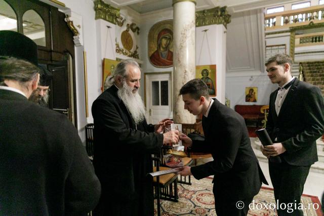 (Foto) Studenții Facultății de Teologie Ortodoxă din Iași, anul III – Colindători la Reședința Mitropolitană 2023