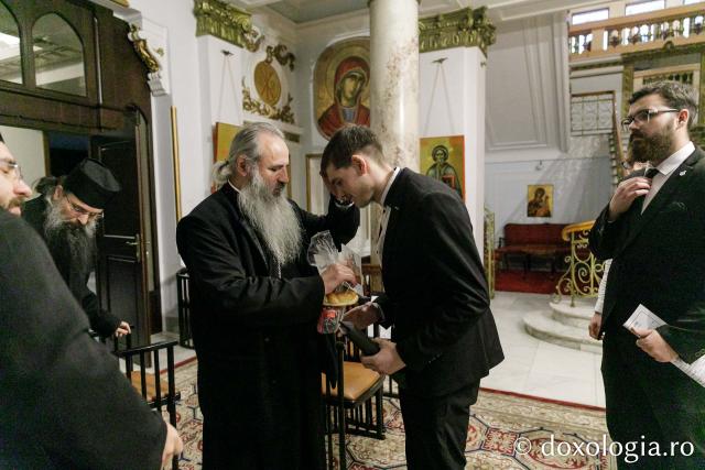 (Foto) Studenții Facultății de Teologie Ortodoxă din Iași, anul III – Colindători la Reședința Mitropolitană 2023