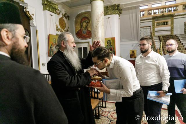 (Foto) Studenții Facultății de Teologie Ortodoxă din Iași, anul III – Colindători la Reședința Mitropolitană 2023