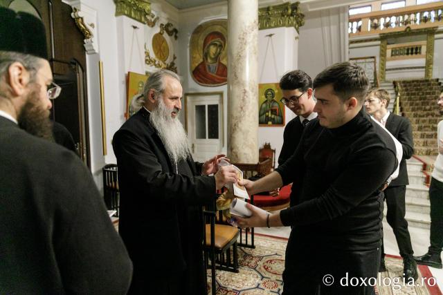 (Foto) Studenții Facultății de Teologie Ortodoxă din Iași, anul III – Colindători la Reședința Mitropolitană 2023
