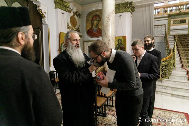 (Foto) Studenții Facultății de Teologie Ortodoxă din Iași, anul III – Colindători la Reședința Mitropolitană 2023