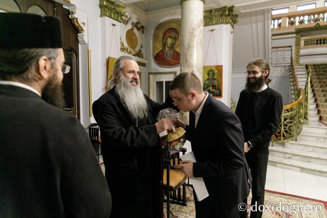 (Foto) Studenții Facultății de Teologie Ortodoxă din Iași, anul III – Colindători la Reședința Mitropolitană 2023
