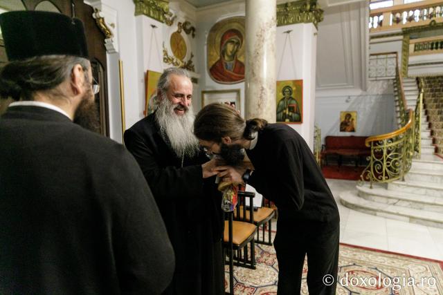 (Foto) Studenții Facultății de Teologie Ortodoxă din Iași, anul III – Colindători la Reședința Mitropolitană 2023