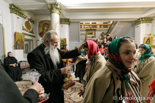 (Foto) Parohia Cristești – Colindători la Reședința Mitropolitană 2023