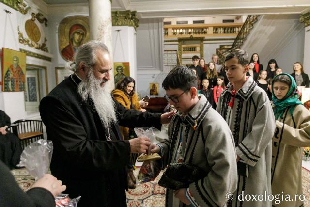 (Foto) Parohia Cristești – Colindători la Reședința Mitropolitană 2023