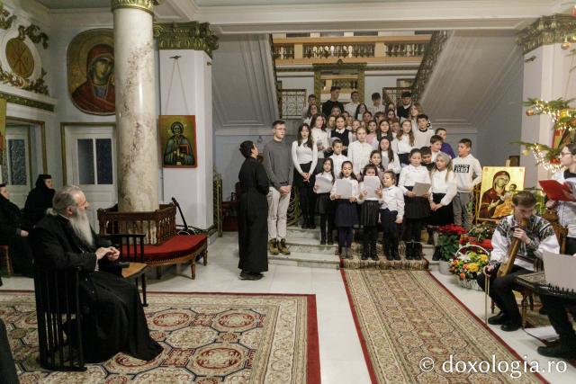 (Foto) Parohia Lupăria – Colindători la Reședința Mitropolitană 2023
